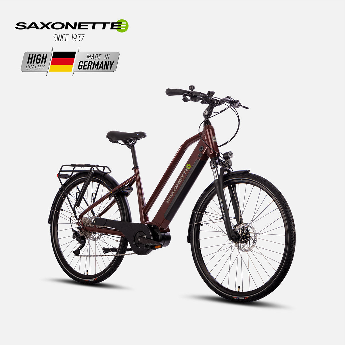 Schrägansicht: SAXONETTE Premium Sport Trapez in Bordeaux, Mittelmotor, integrierter Akku im Unterrohr, Scheibenbremsen und Gepäckträger.