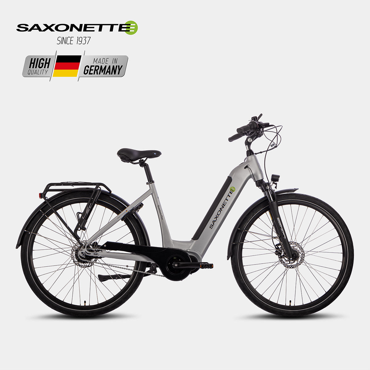 SAXONETTE Quantum Plus Wave in Hellsilber, Seitenansicht links mit Bafang-Mittelmotor.