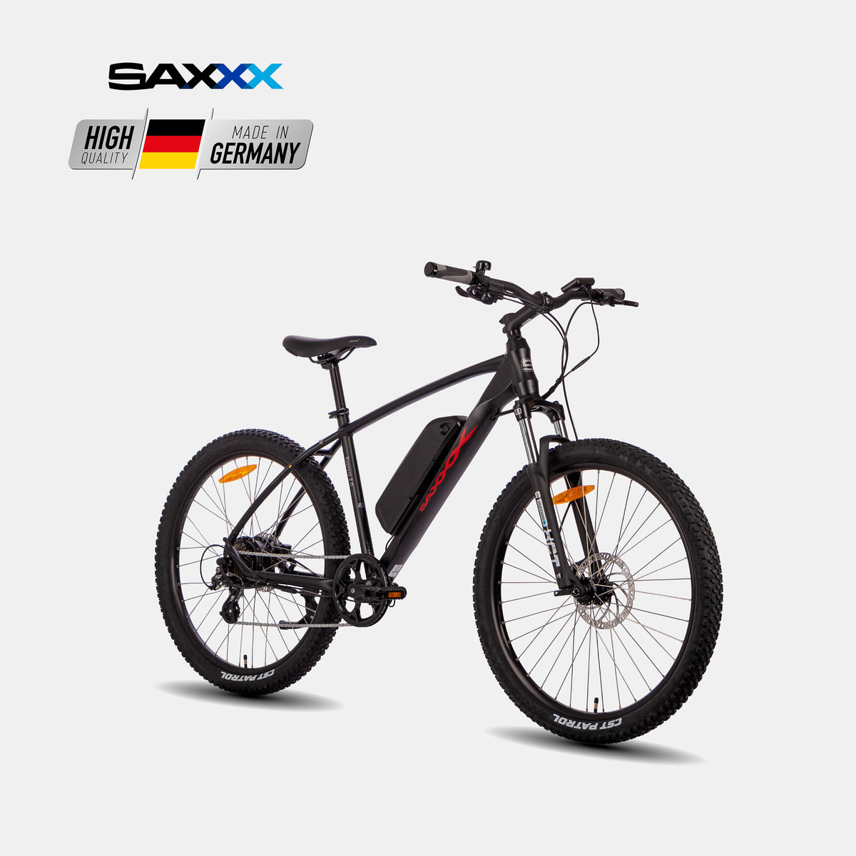 SAXXX Everest 2.0 Diamant, schwarzes E-MTB schräg vorn, Hinterradmotor, Federgabel und Scheibenbremsen.