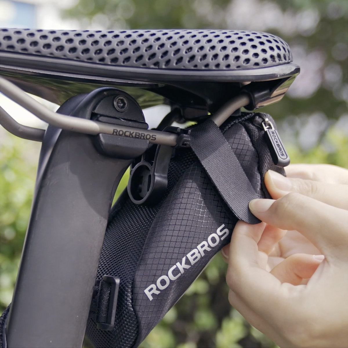 ROCKBROS Fahrradsatteltasche 1L Nylon Reflektierend mit Rücklicht-Halterung
