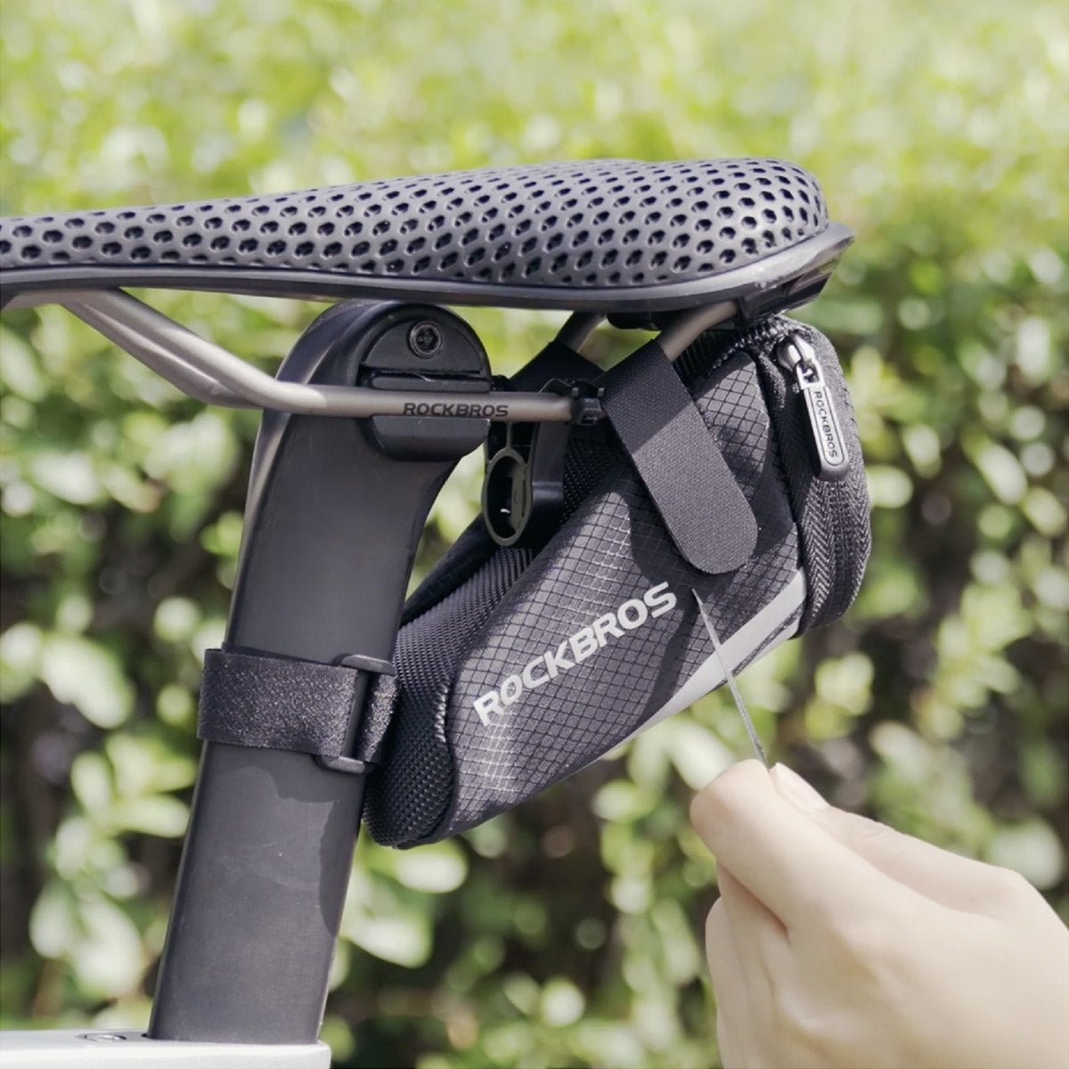 ROCKBROS Fahrradsatteltasche 1L Nylon Reflektierend mit Rücklicht-Halterung