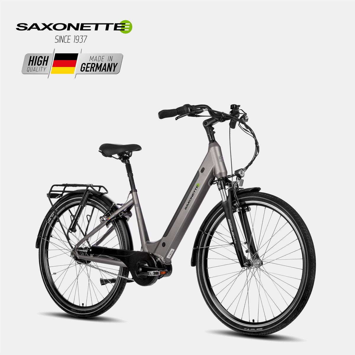 SAXONETTE Optimum Plus Wave, silbernes Step-Through, Mittelmotor, Shimano 7-Gang – Front-Dreiviertelansicht.