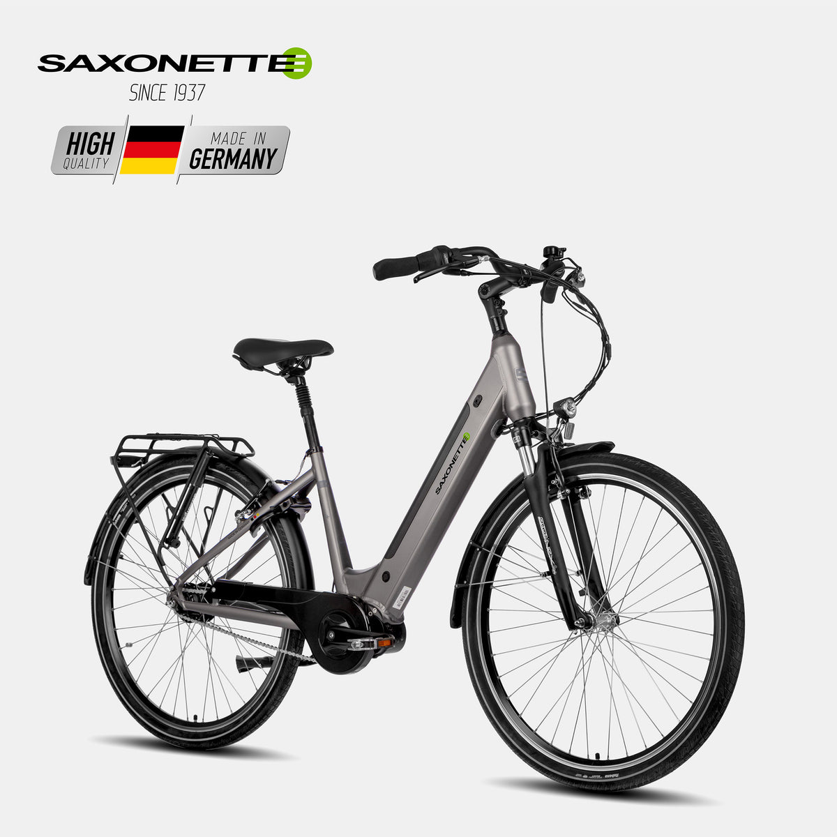 SAXONETTE Optimum Plus Wave, silbernes Step-Through, Mittelmotor, Shimano 7-Gang – Front-Dreiviertelansicht.