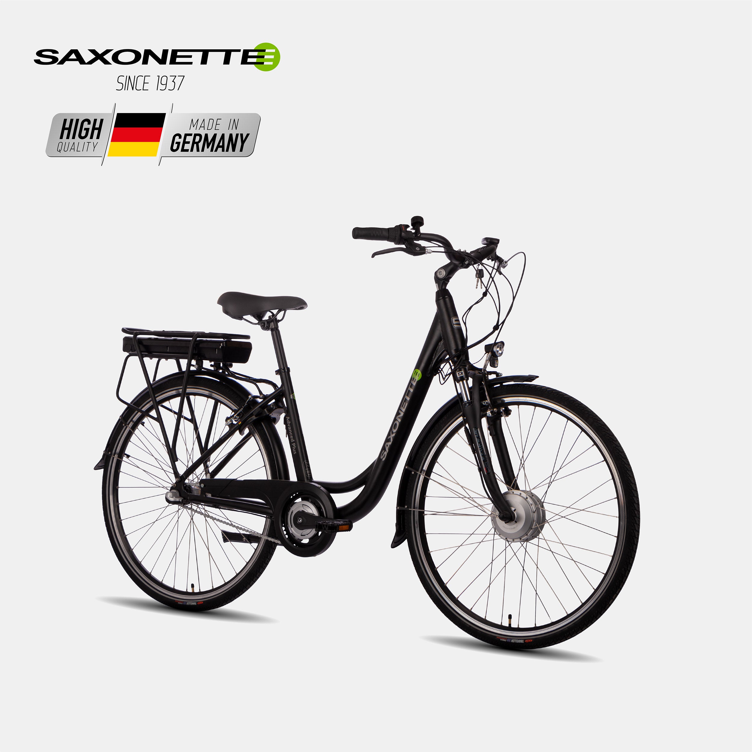 Seitenansicht: SAXONETTE E-Bike Advanced Plus Wave mit Frontnabenmotor, Federgabel, LED-Beleuchtung und 3-Gang-Nabenschaltung, schwarz matt.