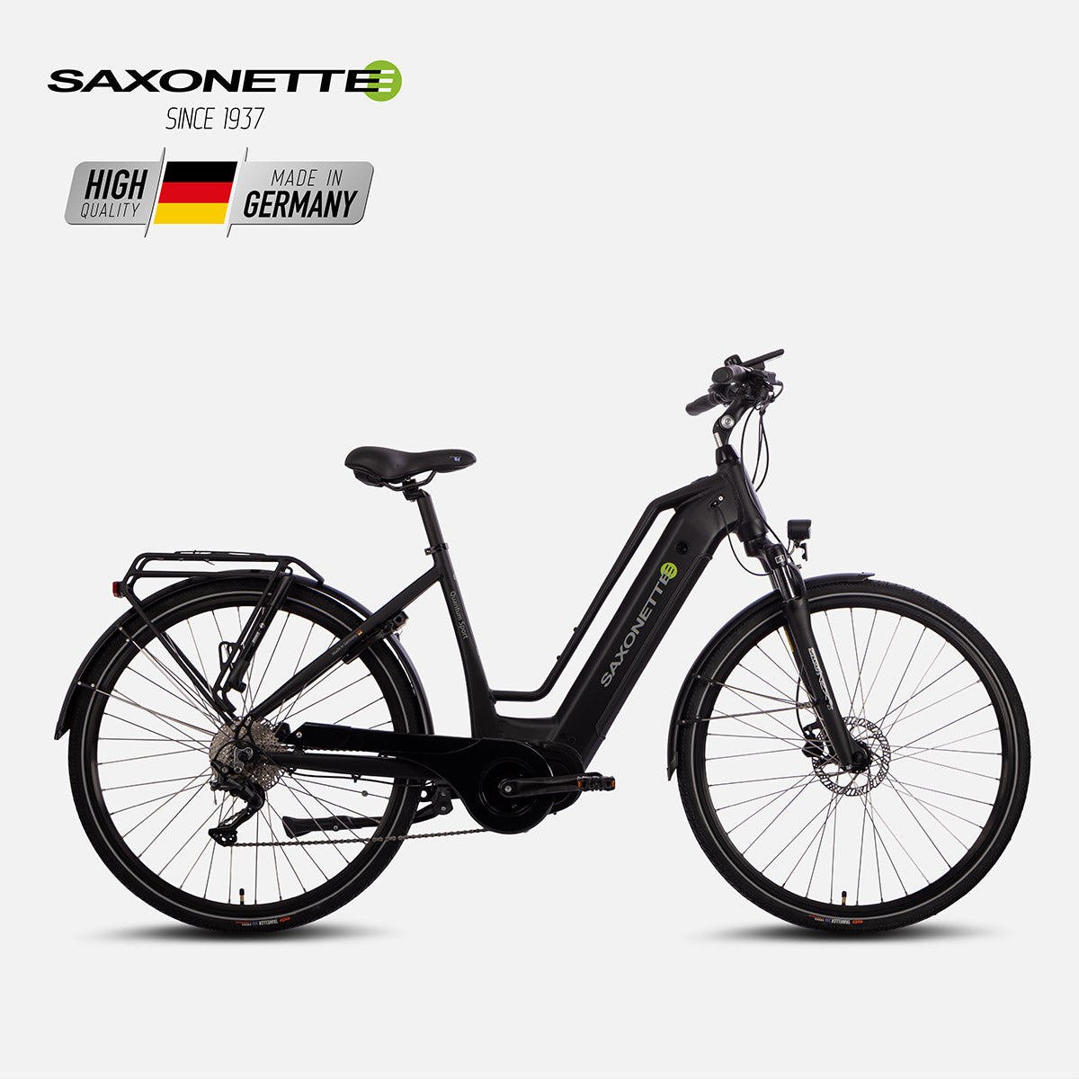 SAXONETTE Quantum Sport Trapez in Schwarz – E-Bike mit Mittelmotor und Federgabel, Seitenansicht im Studio.