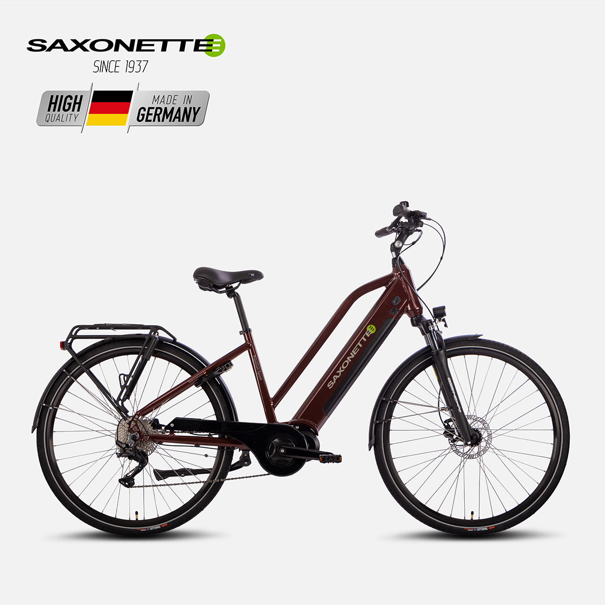 SAXONETTE Premium Sport Trapez in Bordeaux – E-Bike mit Mittelmotor, Trapezrahmen, Federgabel und Scheibenbremsen, mit Gepäckträger.