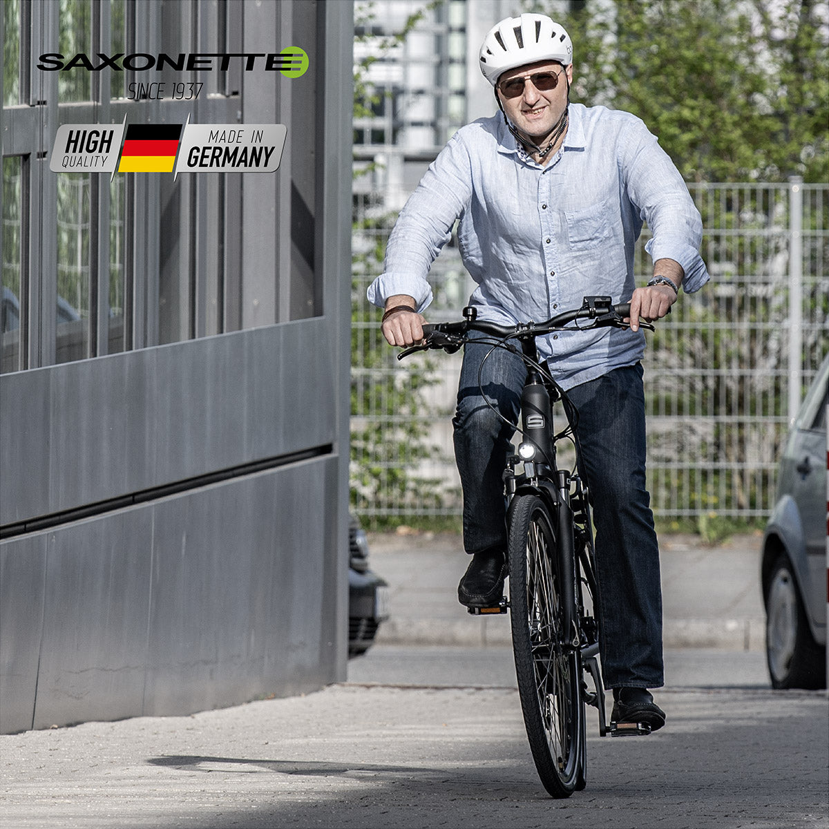 Fahrer auf dem SAXONETTE Quantum Sport Trapez – schwarzes E-Bike mit Mittelmotor im urbanen Einsatz.