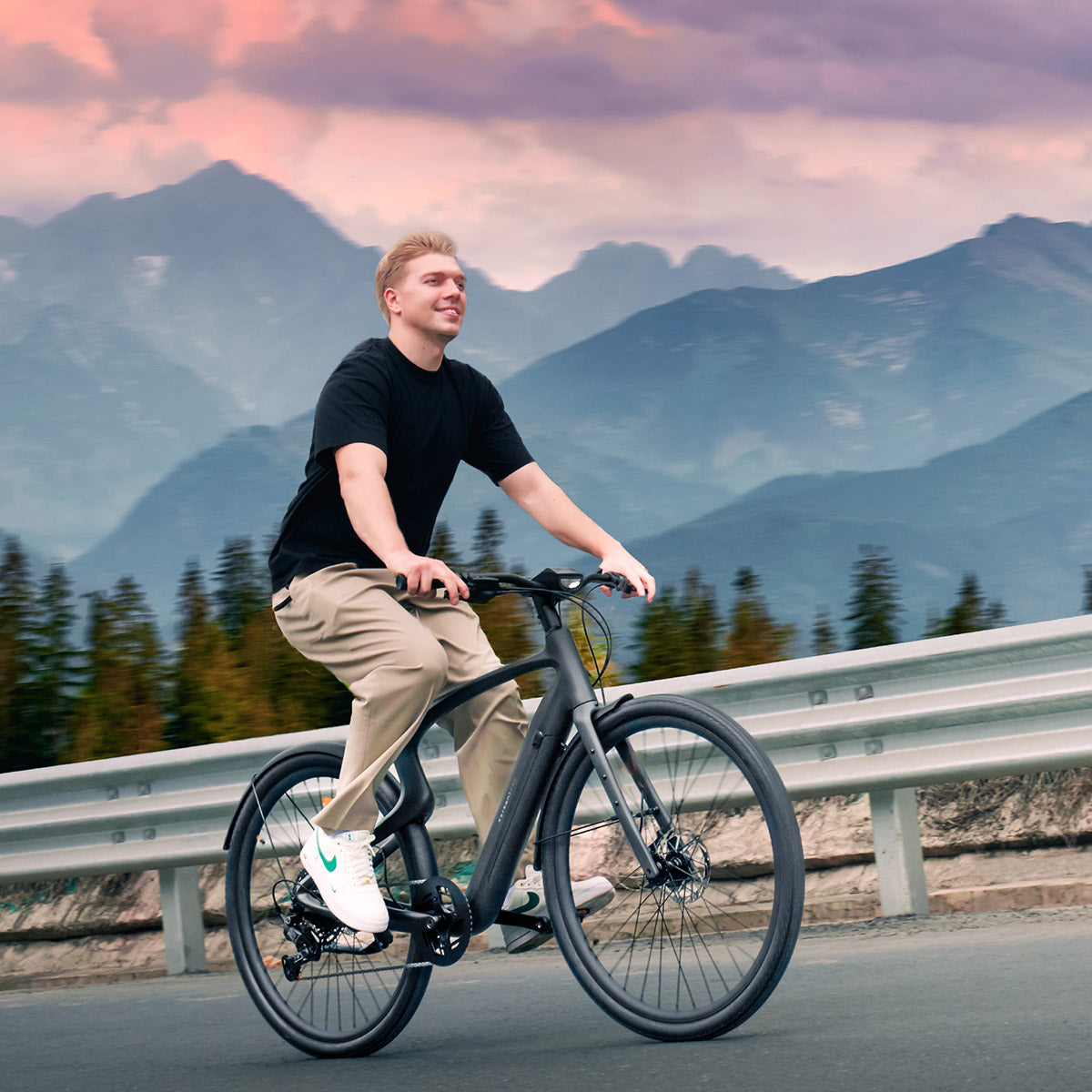 URTOPIA Carbon 1 Pro im Einsatz: ultraleichtes 17-kg E-Bike aus Toray®-Carbon, effizient und komfortabel auf der Straße. Schwarz.
