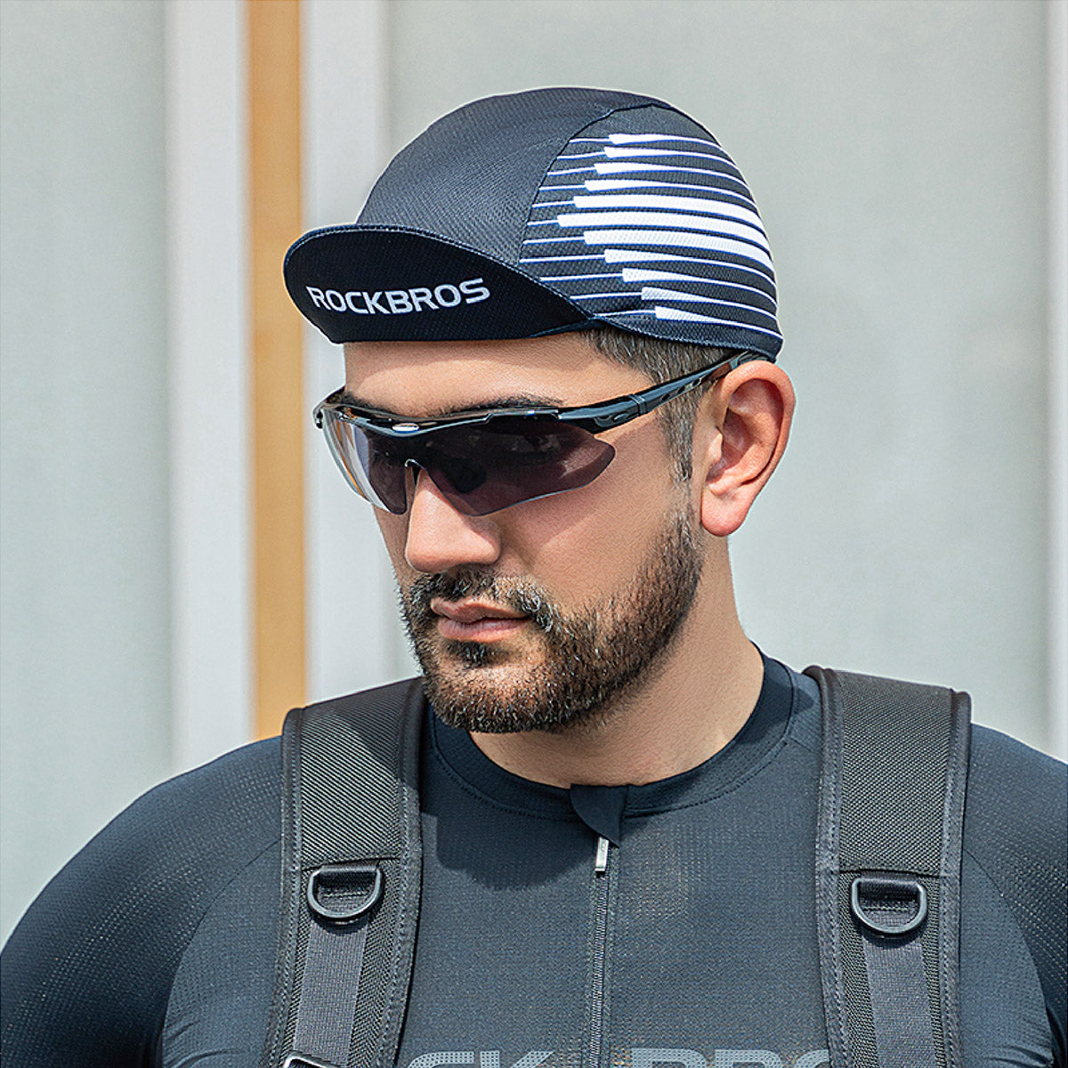 Radfahrer trägt ROCKBROS Sportsonnenbrille mit UV400-Schutz beim Fahren