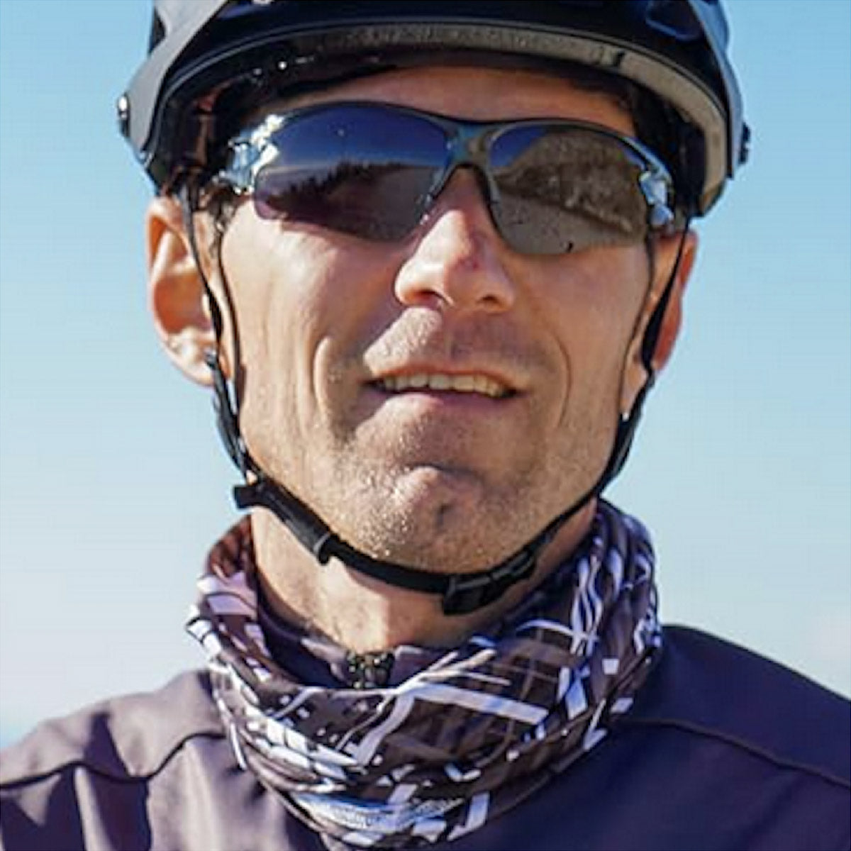 Nahaufnahme: Fahrer mit Helm und ROCKBROS polarisierten Gläsern im Einsatz