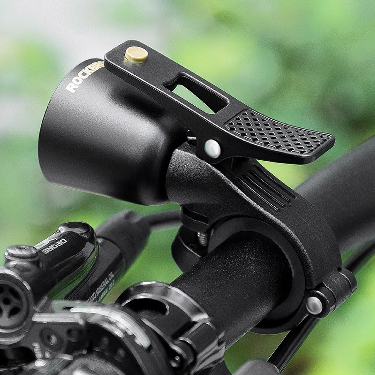 Am Lenker montierte ROCKBROS Klingel mit Daumenhebel – klarer, lauter Klang.