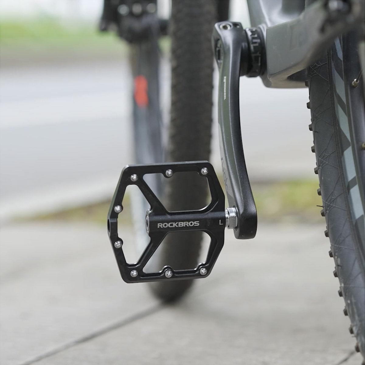 MTB/City Bike Pedale aus CNC-Alu, beidseitig mit L/R-Markierung, robust und leicht.