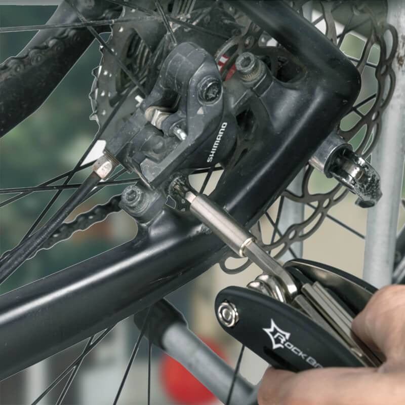 ROCKBROS 16-in-1 Multitool am Fahrrad im Einsatz, Inbusschlüssel für Bremsen