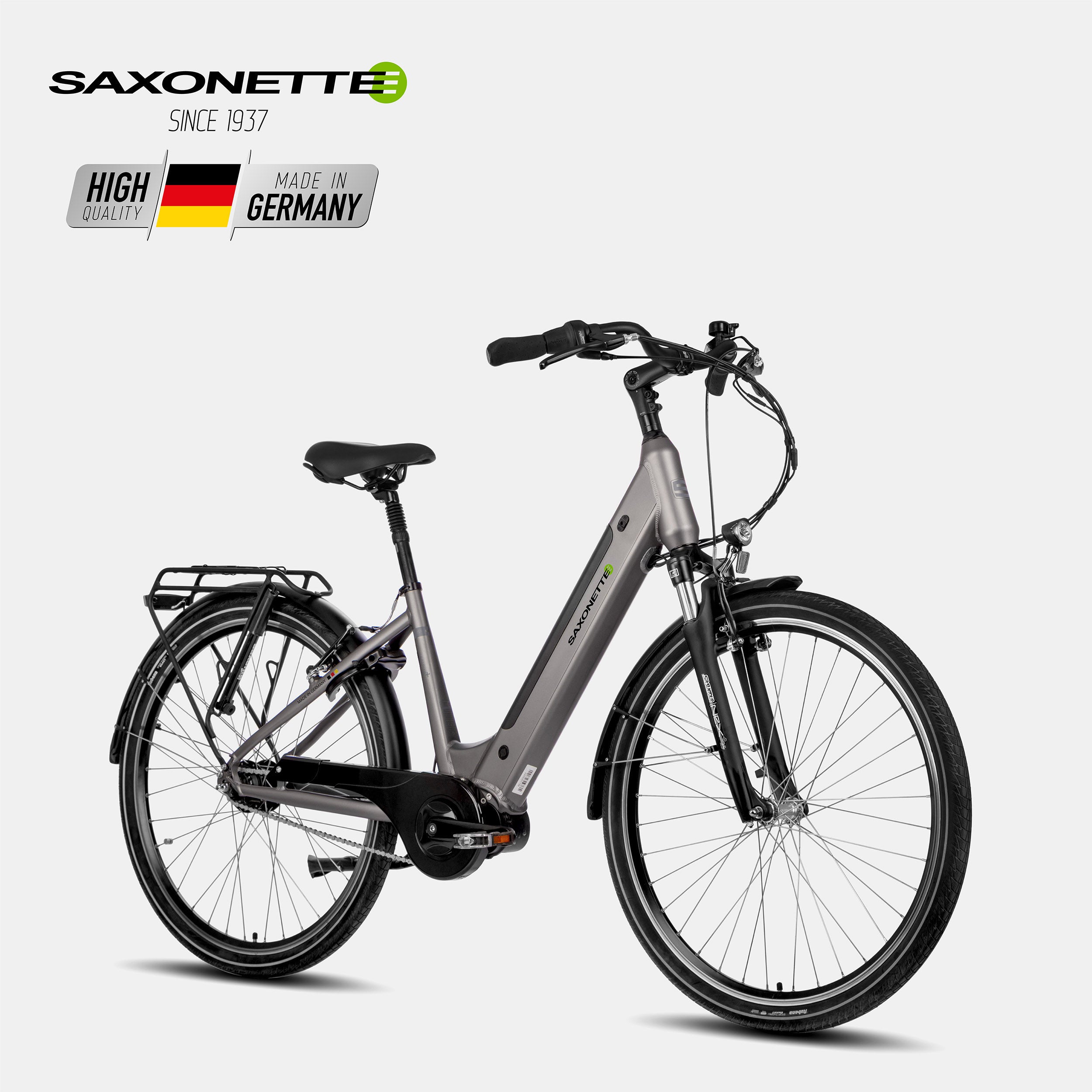 SAXONETTE Optimum Plus Wave, silbernes Step-Through, Mittelmotor, Shimano 7-Gang – Front-Dreiviertelansicht.